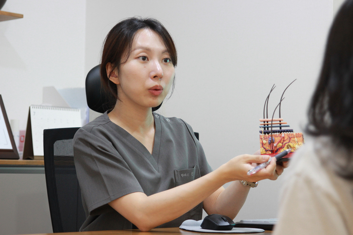 신도림점 전규리 원장이 피부 모형으로 혈관과 피부 장벽의 변화를 설명합니다.