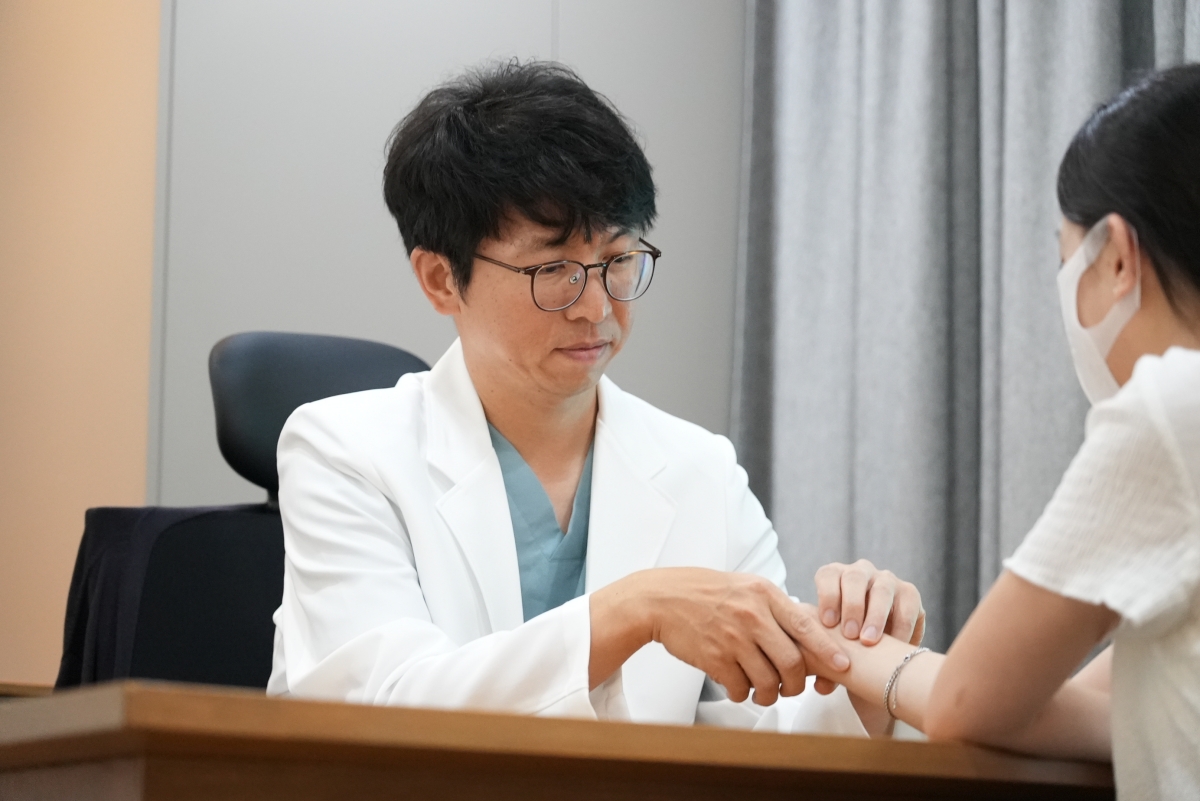 두드러기가 반복되는 몸의 조건을 찾기 위해 이신기 대표원장이 맥과 전신 상태를 함께 살핍니다.